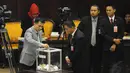 Anggota Fraksi PKB, Krisna Mukti memasukkan kertas suara saat pemilihan pimpinan MPR RI, Jakarta, (7/10/14). (Liputan6.com/Andrian M Tunay) 