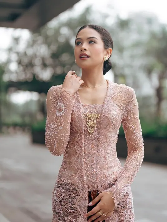 Maudy melengkapi penampilan dengan aksesori, anting-anting keemasan dan kalung tanpa liontin. Ia juga mengenakan beberapa cincin di jarinya. [@maudyayunda]