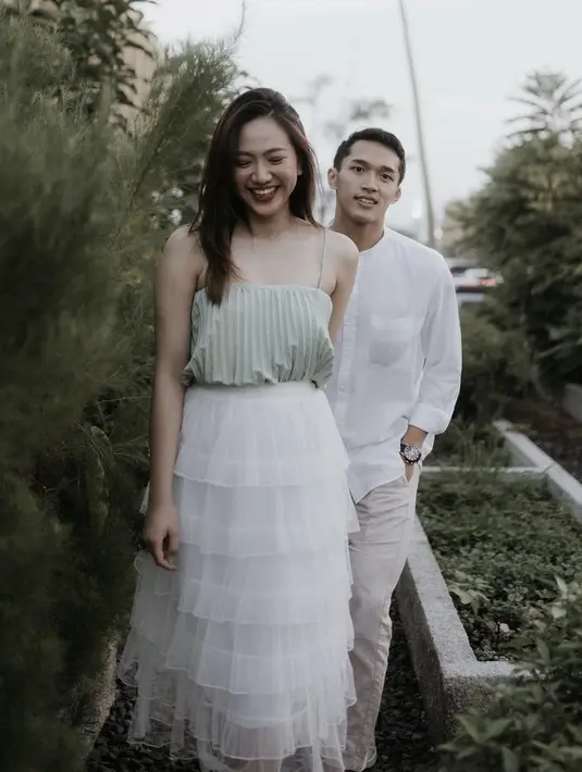 Bersama Jonatan Christie ia tampil mengenakan pakain model spaghetti strap berbahan plisket warna mint dipadu dengan long skirt ruffle putih yang cocok dengan warna kemeja Jonathan. Rambut panjangnya pun dibiarkan terurai. @shanju.