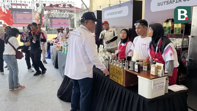 Direktur Utama Pertamina, Simon Aloysius Mantiri, mencicipi jajanan khas Lombok dan membeli sejumlah produk UMKM di Sirkuit Mandalika