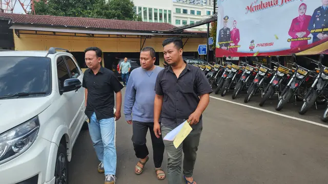 Oknum anggota DPRD Kota Depok tersangka dugaan asusila anak di bawah umur berinisial RK saat di bawa ke Polres Metro Depok.