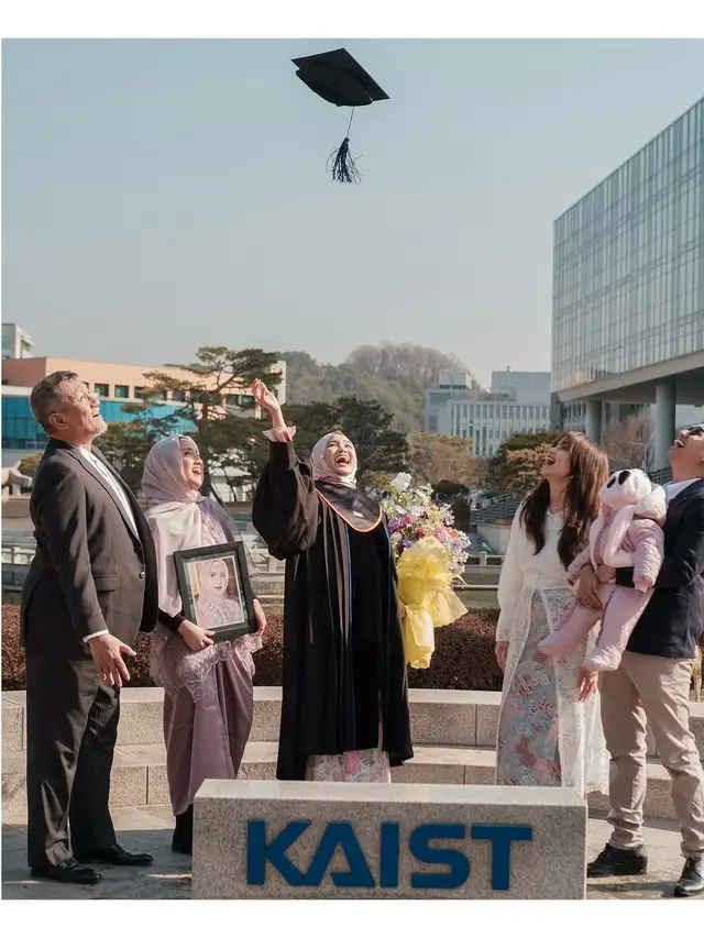 7 Potret Xaviera Putri Wisuda dari KAIST dengan Gelar Ganda, Didampingi Keluarga
