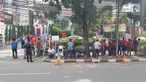 Sejumlah karyawan dan pengunjung hotel berhamburan keluar gedung di Kawasan KH Wahid Hasyim, Jakarta, Selasa (23/1). Mereka panik setelah terjadi gempa berkekuatan 6,4 skala Richter yang berpusat di Lebak, Banten. (Liputan6.com/Herman Zakharia)