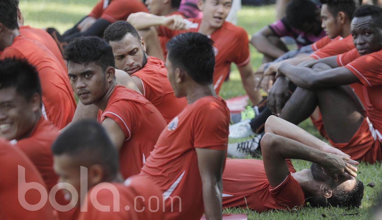 Sejumlah Pemain Persija Jakarta beristirahat usai mengikuti latihan. Setelah sekian lama harus berpindah-pindah untuk latihan, kini Persija Jakarta memiliki lapangan latihan dan mes baru. (Bola.com/M Iqbal Ichsan)