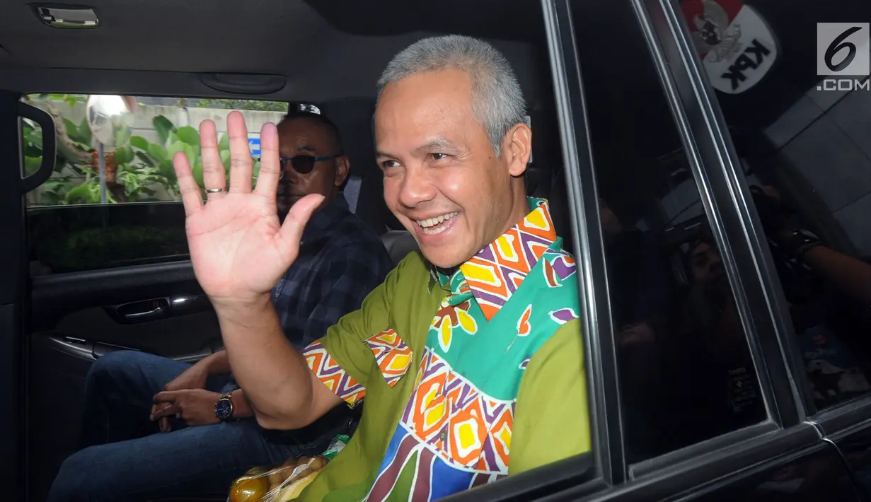 Calon Gubernur Jawa Tengah, Ganjar Pranowo berada di dalam mobilnya seusai pemeriksaan di Gedung KPK, Jakarta, Kamis (28/6). Ganjar diperiksa sebagai saksi untuk tersangka Irvanto Hendra Pambudi Cahyo dan Made Oka Masagung. (Merdeka.com/Dwi Narwoko)