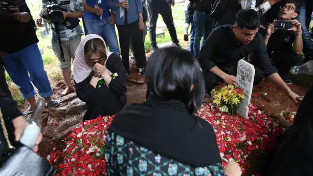7 Potret Artis Datangi Rumah Duka untuk Tahlilan Stevie Agnecya, Tetap Tabah
