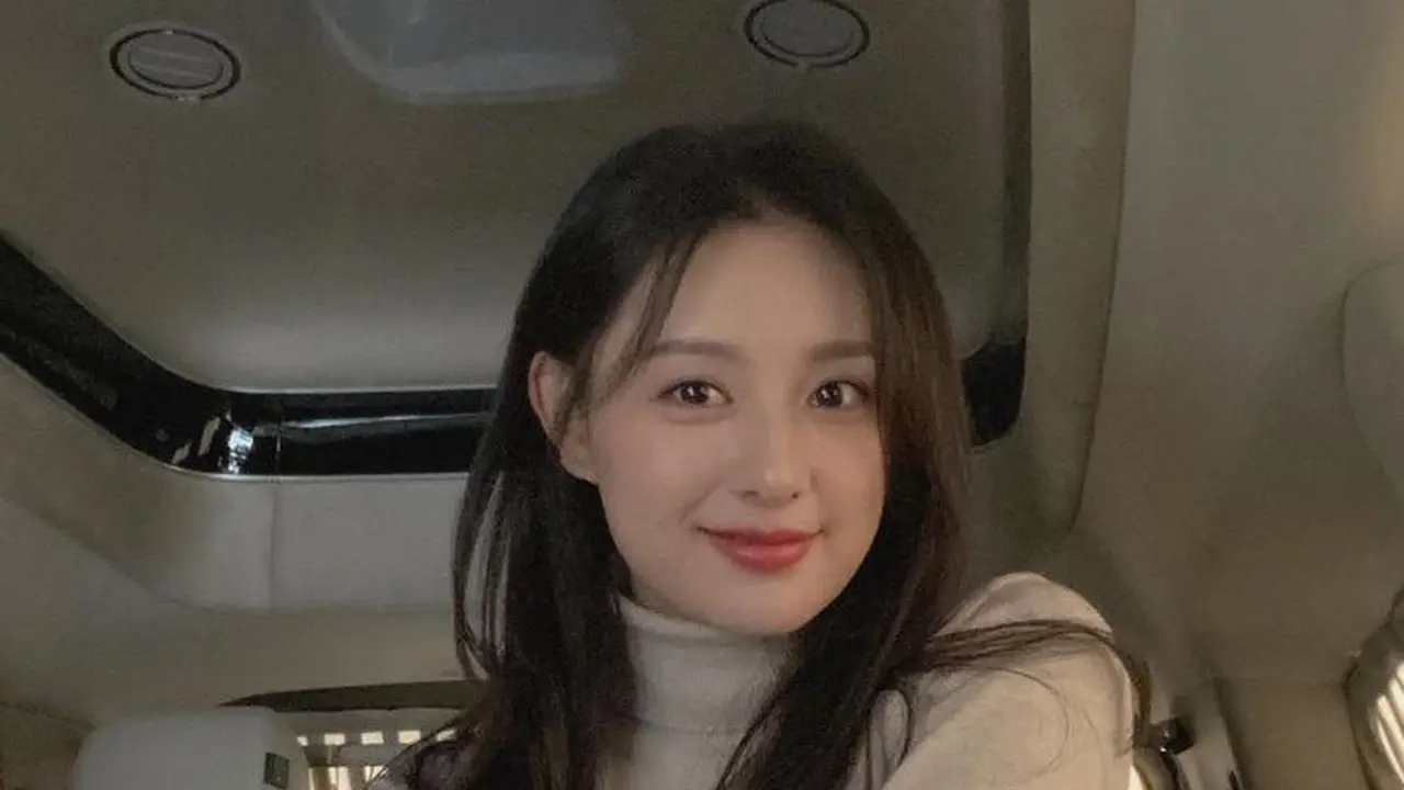 Transformasi Gaya Rambut Kim Ji Won. [@geewonii]