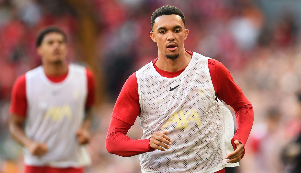 Pemain Liverpool, Trent Alexander-Arnold melakukan pemanasan saat laga lanjutan Liga Inggris 2024/2025 melawan Arsenal di Anfield, Liverpool, Inggris, Minggu (11/05/2025) waktu setempat. (AFP/Peter Powell)