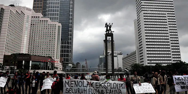 Mahasiswa Pecinta Alam Demo Perusakan Hutan