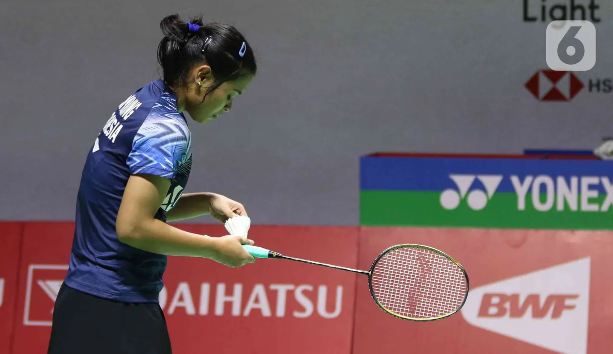 Pebulu tangkis tunggal putri Indonesia Gregoria Mariska Tunjung saat bertanding melawan pebulu tangkis tunggal putri Sung Shuo Yun pada babak 32 besar turnamen Daihatsu Indonesia Masters 2023 di Istora Senayan, Jakarta, Rabu (25/1/2023). Gregoria Mariska Tunjung menang dengan skor 12-21, 21-18 dan 21-11. (Liputan6.com/Herman Zakharia)