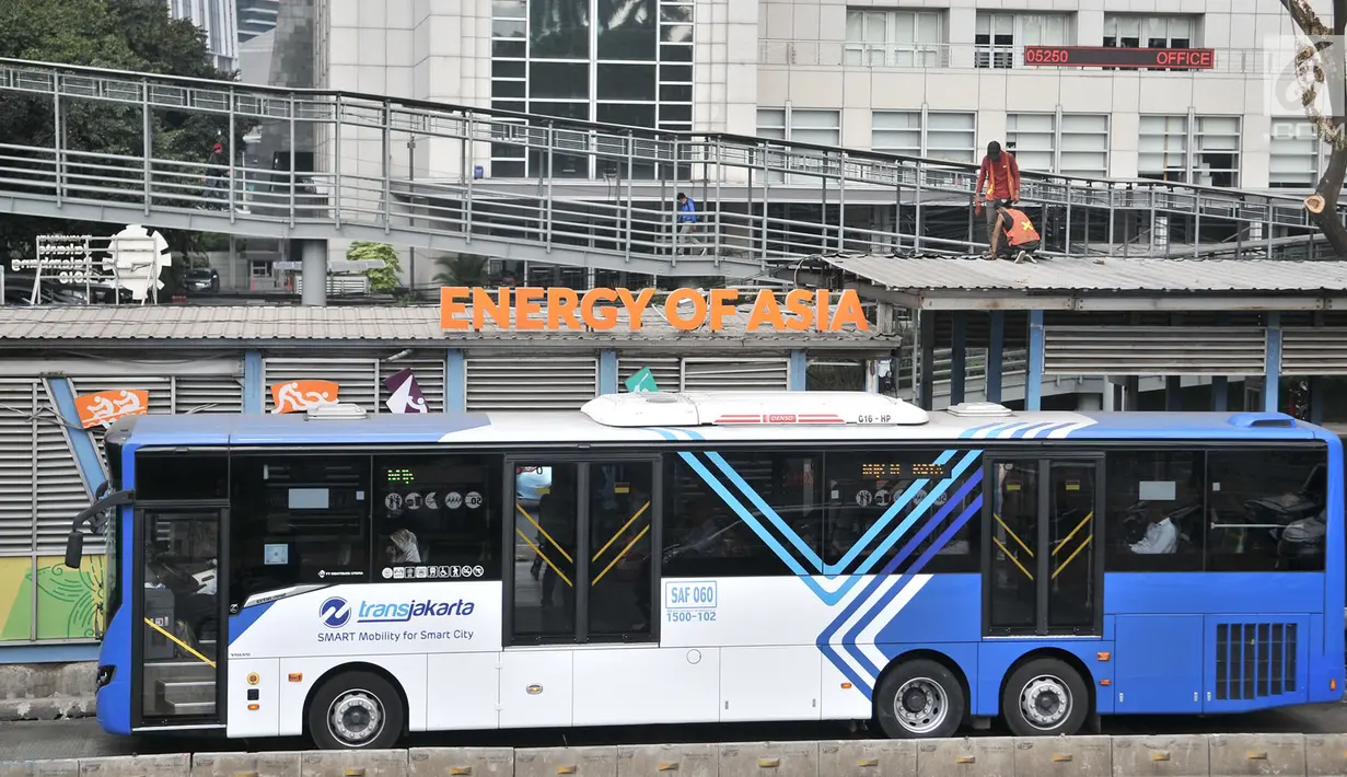 Bus Transjakarta berhenti di Halte Bus Transjakarta Gelora Bung Karno (GBK) di Jalan Jenderal Sudirman, Jakarta, Selasa (24/7). (Liputan6.com/Faizal Fanani)