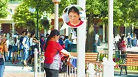 Seorang ibu asal Tiongkok dengan santainya menjemur pakaian dalamnya di pagar taman hiburan terkenal tersebut.