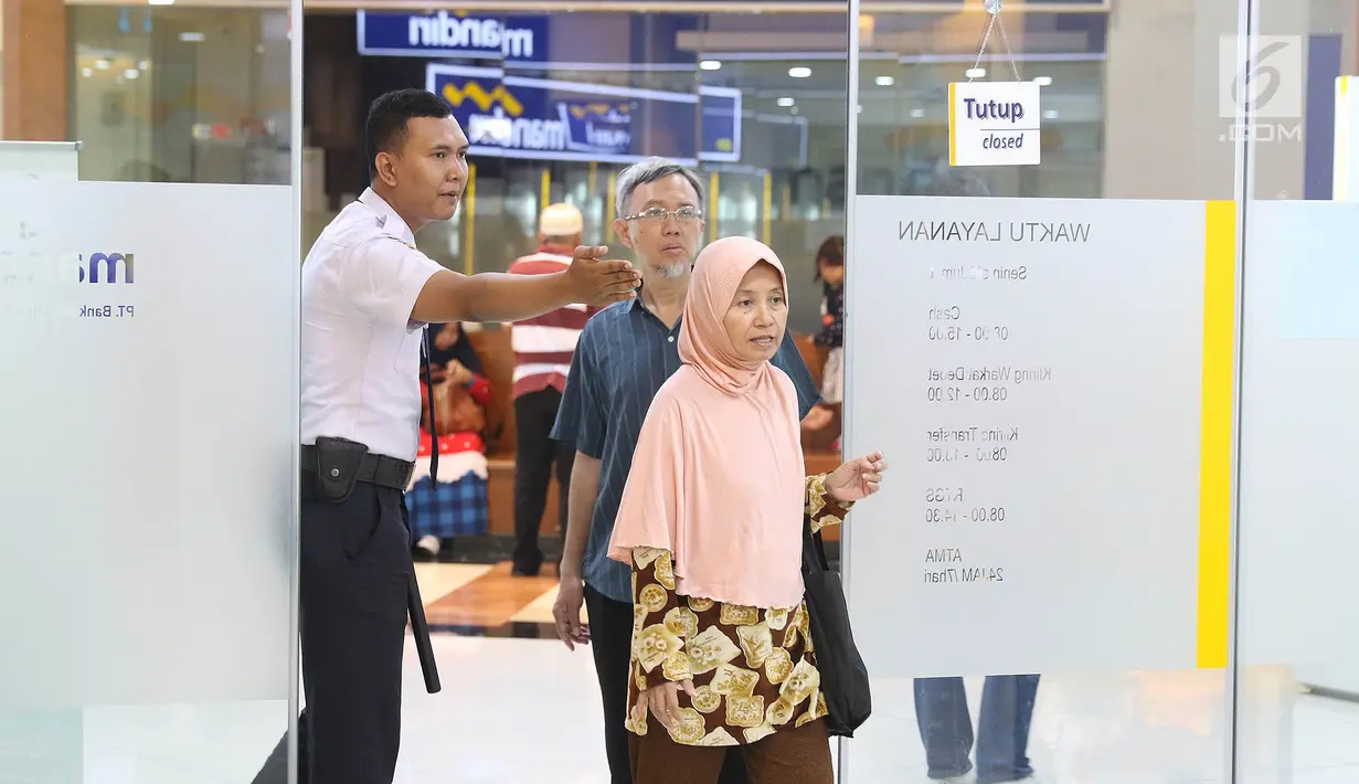 Nasabah datang untuk melakukan pengaduan terkait gangguan sistem di Bank Mandiri KCP Jakarta Mal Pondok indah 2, Sabtu (20/7/2019). Nasabah Bank Mandiri mengeluhkan perubahan drastis saldo di rekening yang mengalami pengurangan dan ada juga yang mengalami penambahan. (Liputan6.com/Herman Zakharia)