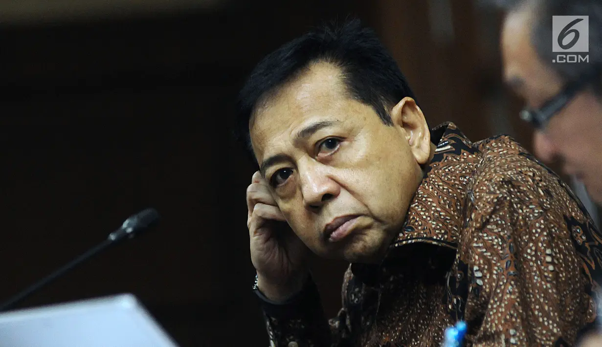 Terdakwa dugaan korupsi proyek e-KTP Setya Novanto saat mengikuti sidang lanjutan di Pengadilan Tipikor, Jakarta, Kamis (18/1). Sidang beragendakan mendengar keterangan saksi. (Liputan6.com/Helmi Fithriansyah)