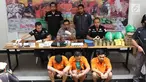 Kabid Humas Polda Metro Jaya Kombes Argo Yuwono (tengah) menunjukkan tersangka jual beli narkoba liquid vape di Jakarta, Kamis (25/10). Subdit I Ditresnarkoba Polda Metro Jaya menangkap tiga pria berinisial ER, AG, dan TM. (Liputan6.com/Immanuel Antonius)