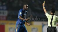 Carlton Cole melakukan protes atas keputusan wasit saat timnya melawan Persipura Jayapura pada laga Liga 1 2017 di Stadion GBLA, Bandung, Minggu (7/5/20170). Persib menang 1-0. (Bola.com/Nicklas Hanoatubun)