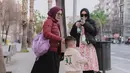 Dalam perjalanan ini, Livia juga menikmati momen seru bersama rombongan. Ia tampak bahagia berdiri di samping Nagita Slavina, yang mengenakan jaket merah dan mendorong stroller Rayyanza. Kebersamaan dengan Sus Rini dan tim lainnya semakin menambah kesan hangat dalam perjalanan. (Liputan6.com/IG/@liviajunitaa)