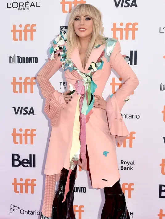 Lady Gaga berpose saat menghadiri pemutaran perdanya Gaga: Five Foot Two" di Toronto International Film Festival di Toronto (8/9). Lady Gaga memang terkenal punya selera berpakaian aneh yang berbeda dari selera orang kebanyakan. (AFP Photo/Geoff Robins)