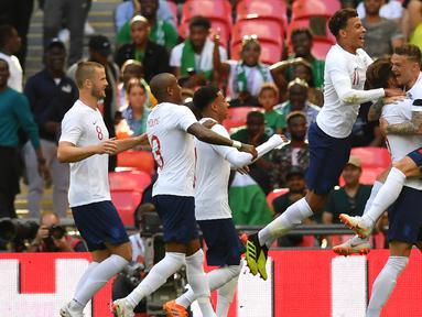 Para pemain Inggris merayakan gol yang dicetak Gary Cahill ke gawang Nigeria pada laga persahabatan di Stadion Wembley, London, Sabtu (2/6/2018). Inggris menang 2-1 atas Nigeria. (AFP/Ben Stansall)