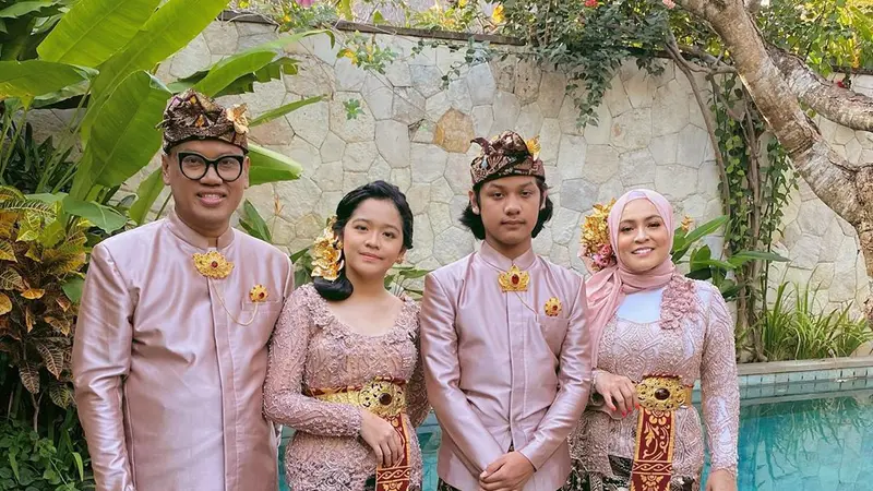 Potret Keluarga Uya Kuya Pakai Baju Adat Bali. (Sumber: Instagram/astridkuya)
