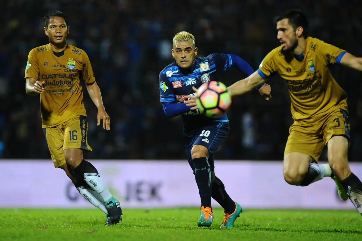 Penyerang Arema Cristian Gonzales mencetak salah satu gol kemenangan 3-0 pada laga melawan Persiba Balikpapan, Jumat (18/8/2017). (Liputan6.com/Rana Adwa)