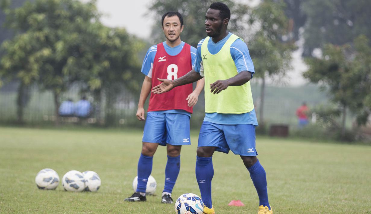 Striker Semen Padang, James Koko Lomel, bersiap memberikan umpan saat latihan jelang laga final Piala Jenderal Sudirman melawan Mitra Kukar di Lapangan Sutasom, Jakarta, Jumat (22/1/2016). (Bola.com/Vitalis Yogi Trisna)