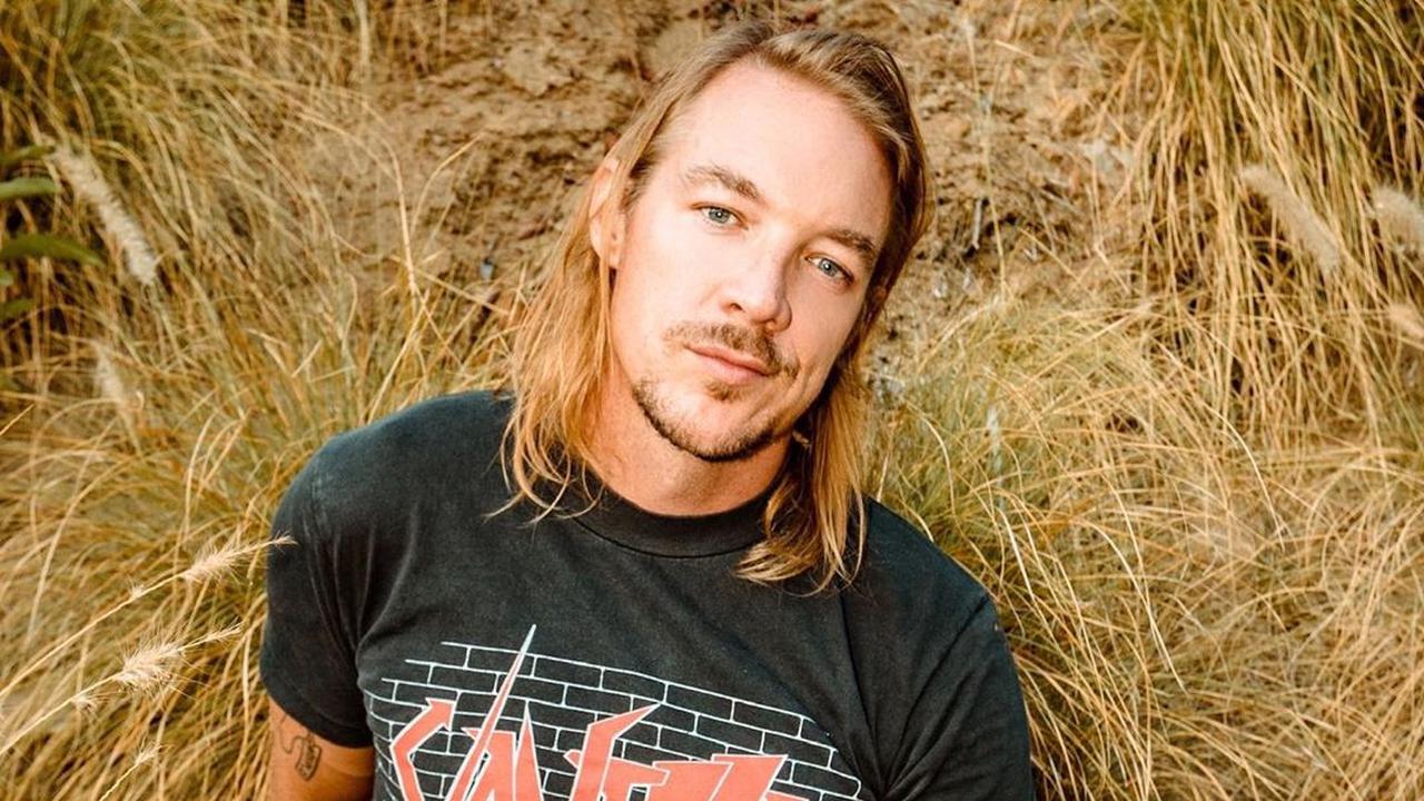 Bukannya masker yang menutup hidung dan mulut, Diplo malah mengenakan sheet mask perawatan wajah.  (Instagram/ diplo)