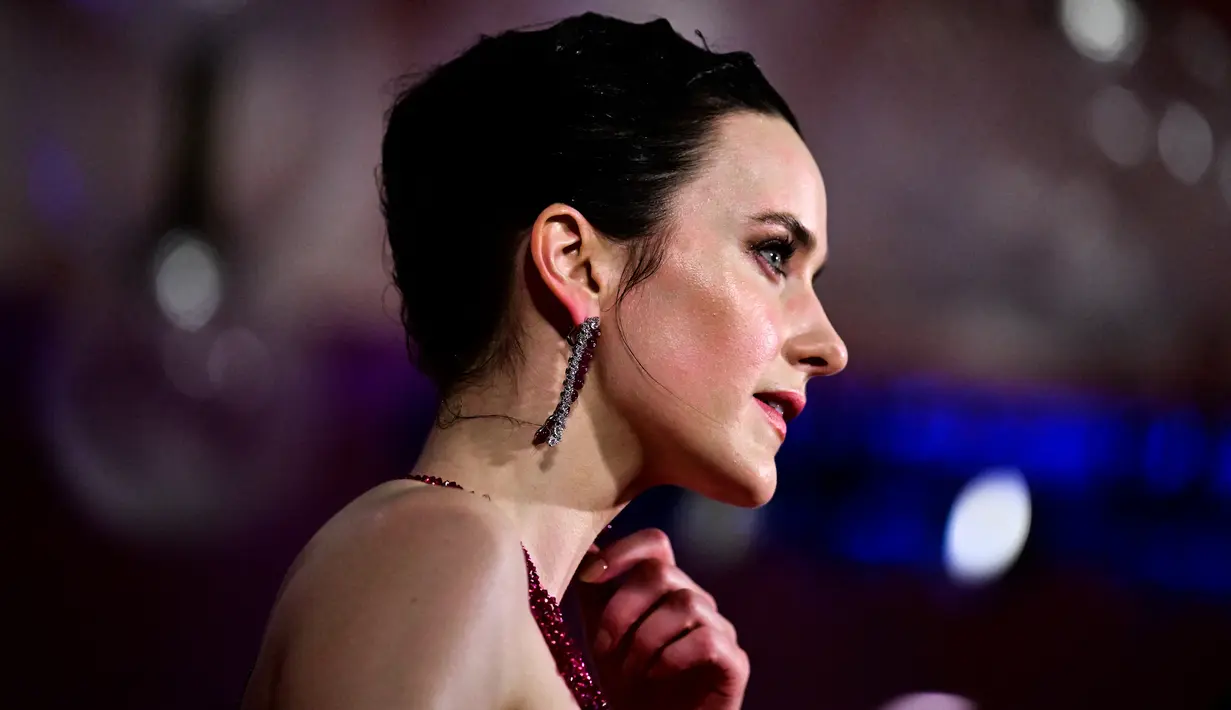 <p>Rachel Brosnahan berpose untuk fotografer setibanya di pemutaran perdana film 'Dead For A Dollar' selama Venice Film Festival 2022 ke-79 di Venesia, Italia (6/9/2022). Rachel Brosnahan menonjolkan kecantikan alaminya dengan riasan wajah yang sempurna. (AFP/Tiziana Fabi)</p>
