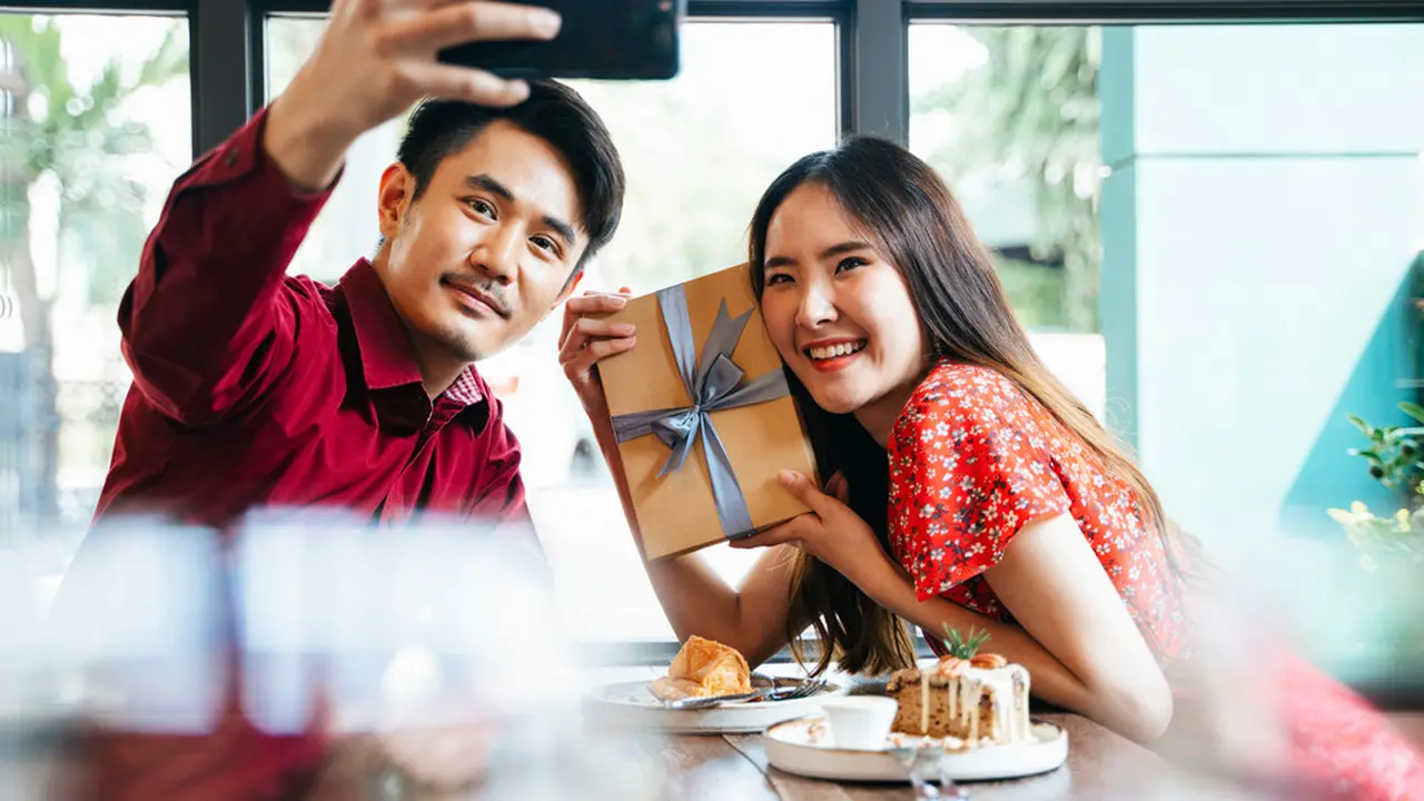 valentine kado hadiah couple bahagia