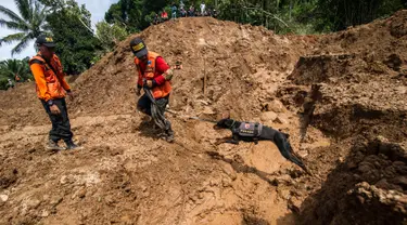 Tim penyelamat menggunakan anjing pelacak untuk mencari korban longsor di Kabupaten Ponorogo, Jawa Timur, Minggu (2/4). Bencana tanah longsor yang terjadi Sabtu kemarin menimbun puluhan rumah, sedangkan 28 warga dinyatakan hilang. (JUNI KRISWANTO/AFP)