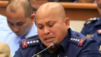 Kepala Polisi Nasional Filipina Ronald Dela Rosa menangis saat berlangsung sidang dengar pendapat di Manila, Rabu (23/11). Tangisan itu muncul setelah mendengar kesaksian tentang keterlibatan polisi dalam peredaran narkoba. (REUTERS/Romeo Ranoco)