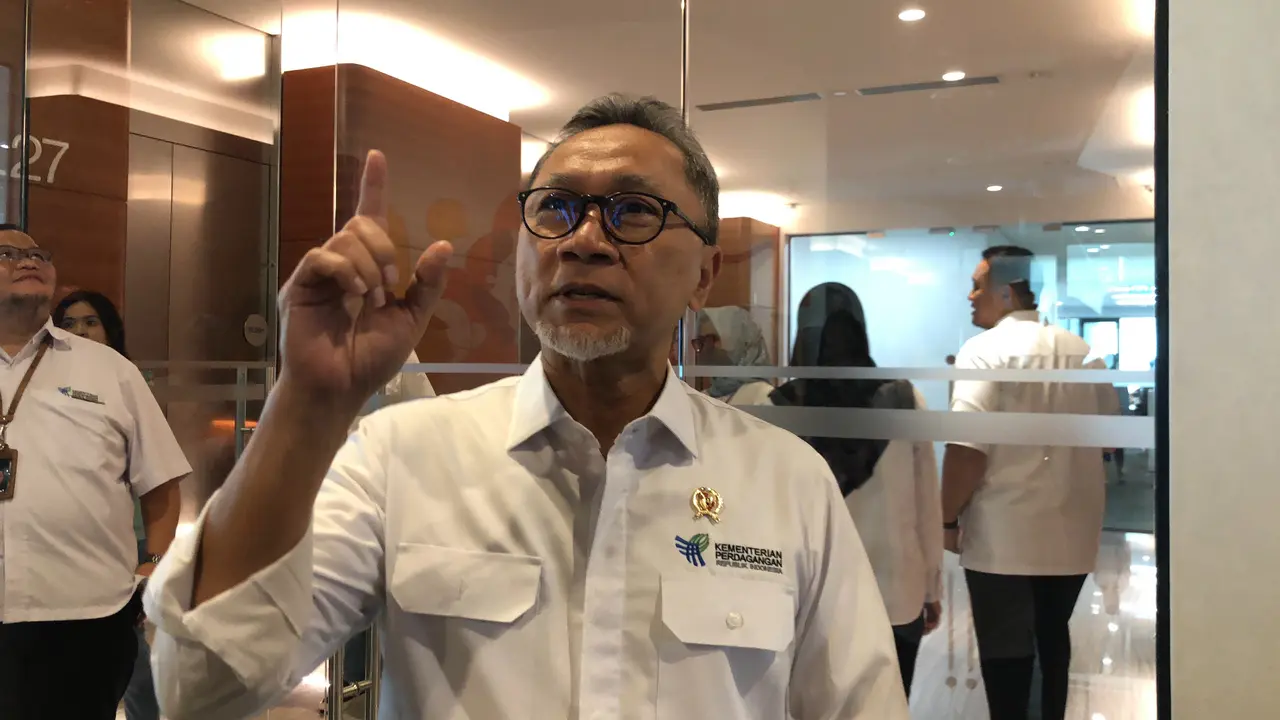 Menteri Perdagangan (Mendag) Zulkifli Hasan di Shopee studio, SCBD Lot 10, Jakarta selatan, Senin (11/12/2023). Mendag mengajak masyarakat aktif berpartisipasi dalam Hari Belanja Online Nasional (Harbolnas) 12.12. (Elza/Liputan6.com)