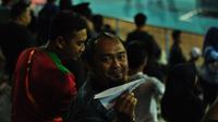 Aremania bersiap menerbangkan pesawat kertas sebagai penghormatan kepada Presiden Ketiga Republik Indonesia, BJ Habibie, jelang bergulirnya laga antara Arema FC kontra Borneo FC di Stadion Kanjuruhan, Malang, Jumat (13/9/2019). (Bola.com/Iwan Setiawan)