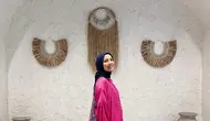 Kombinasi kemeja tunik dan celana kulot warna pink serta hijab warna navy juga tak kalah kece. Lihat saja tampilan Tya Ariestya ini. (Instagram/tya_ariestya).
