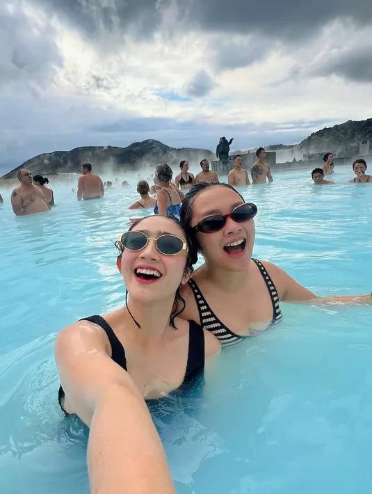 Berendam di Blue Lagoon menjadi pengalaman yang tak terlupakan bagi Febby Rastanty. Kombinasi air panas yang menenangkan, masker lumpur yang menyehatkan, dan pemandangan alam yang indah membuat kunjungan ke tempat ini terasa lengkap.  (Liputan6.com/IG/@febbyrastanty)