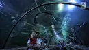 Pengunjung mengamati ikan-ikan di akuarium SeaWorld Ancol, Jakarta, Jumat (17/8). Seaworld menjadi tempat wisata alternatif warga saat libur panjang akhir pekan ini yang bertepatan dengan HUT ke-73 Republik Indonesia. (Liputan6.com/Faizal Fanani)
