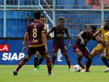 Pemain PSM Makassar Ronaldo Rubener Wanma (dua kanan) dijaga pemain Bhayangkara Solo FC dalam pertandingan Babak Penyisihan Grup B Piala Menpora 2021 di Stadion Kanjuruhan, Malang. Sabtu (27/3/2021). PSM Makassar bermain imbang atas Bhayangkara Solo FC 1-1. (Bola.com/Ikhwan Yanuar)