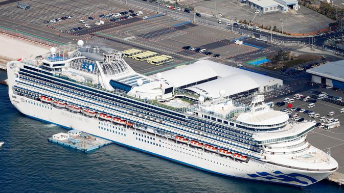 4 WNI TERJANGKIT VIRUS CORONA: Kondisi kapal pesiar Diamond Princess yang dikarantina di Yokohama, Jepang, Rabu (19/2/2020). Kedubes RI di Tokyo mengonfirmasi WNI yang terinfeksi virus corona (COVID-19) di kapal tersebut bertambah menjadi empat orang. (Yuta Omori/Kyodo News via AP)