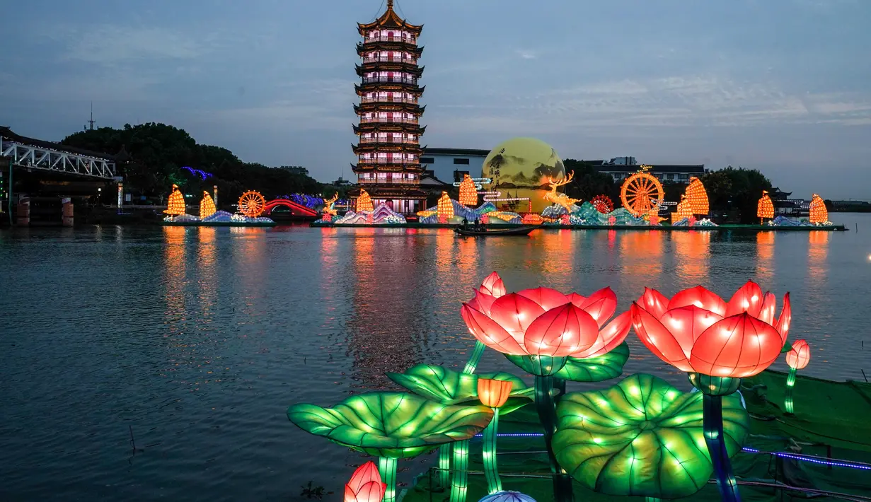 Lentera warna-warni ditampilkan dalam pameran lentera yang digelar untuk merayakan Festival Pertengahan Musim Gugur di Zhouzhuang, Kota Kunshan, Provinsi Jiangsu, China timur, pada 28 September 2020. Pameran lentera tersebut akan berlangsung selama satu bulan. (Xinhua/Yang Lei)