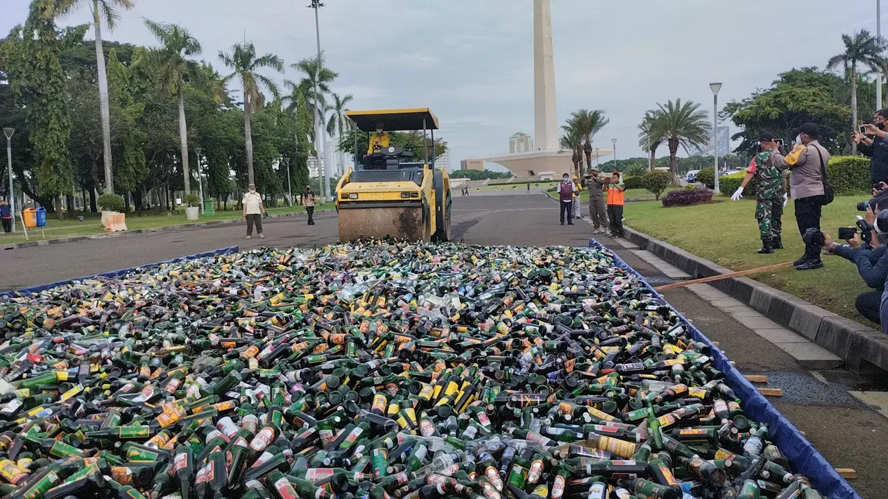 Pemprov DKI Jakarta melakukan pemusnahan 14.447 botol minuman beralkohol ilegal dan tanpa izin.