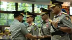 Kapolri Jenderal Tito Karnavian menyerahkan tongkat komando kepada Irjen Idham Aziz dalam acara sertijab di Rupatama Mabes Polri, Rabu (26/7). Idham Aziz resmi menjabat Kapolda Metro Jaya menggantikan Irjen Mochamad Iriawan (Liputan6.com/Faizal Fanani)