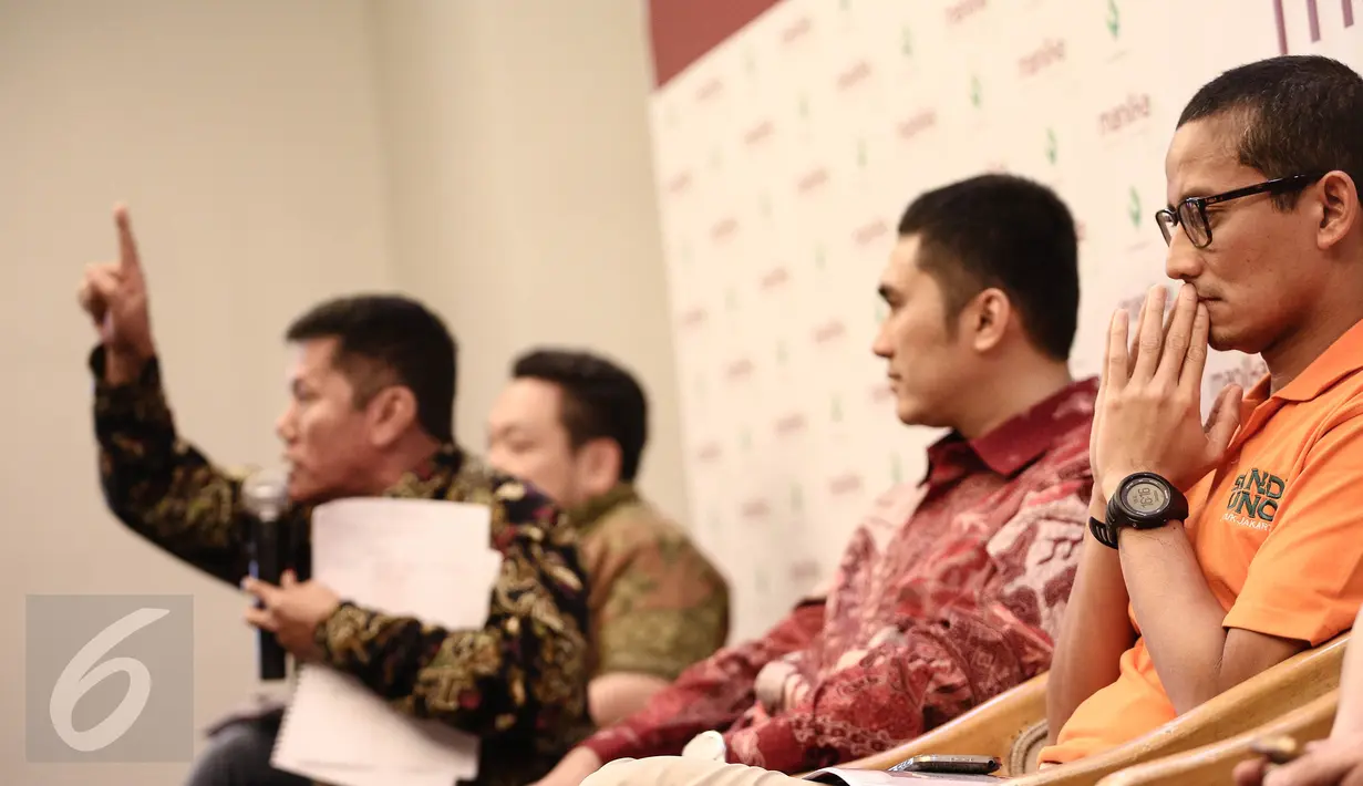 Bakal Cagub DKI Jakarta Sandiaga Uno (kanan) menyimak diskusi dalam rilis survei "Mengukur Peluang Penantang Ahok di Pilkada DKI Jakarta 2017" di Jakarta, Minggu (19/6). (Liputan6.com/Faizal Fanani)