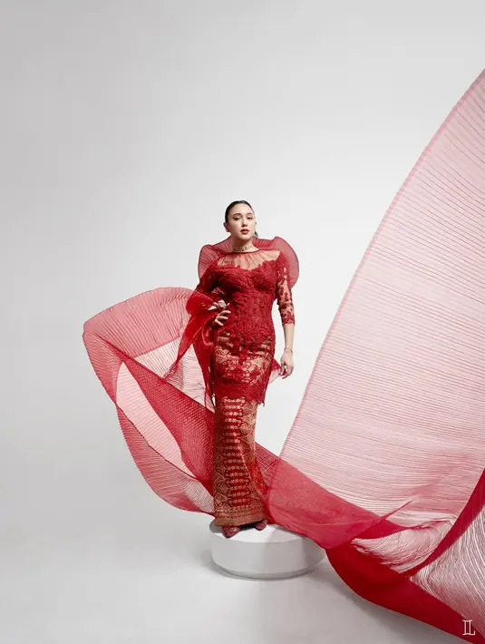 Yasmin Napper tampil menyala kenakan baju kurung merah rancangan Didiet Maulana. Dengan bukaan belakang, Yasmin padukan kebayanya dengan kain songket dan selendang pleated [@yasminnapper]