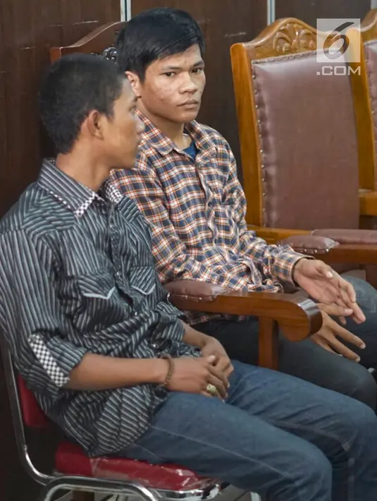 Dua dari empat pengamen Cipulir korban salah tangkap foto bersama saat sidang praperadilan perdana gugatan di PN Jakarta Selatan, Senin (22/7/2019). Melalui LBH, mereka mengajukan gugatan terhadap Polda Metro Jaya, Kejati DKI, dan Kementerian Keuangan. (Liputan6.com/Immanuel Antonius)