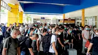 Ratusan TKA asal China yang kedapatan pulang kampung melalui Bandara Sultan Babullah, di Akehuda, Ternate Utara, Rabu 13 Mei 2020. Para TKA ini bertolak menurut Jakarta. (Liputan6.com/Hairil Hiar)