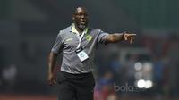 Pelatih Barito Putra, Jacksen F Tiago saat mendampingi timnya melawan Bhayangkara FC pada Liga 1 2017 di Stadion Patriot, Bekasi, Selasa (4/7/2017). (Bola.com/Nicklas Hanoatubun)