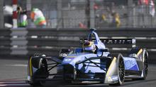 Sebastien Buemi, pembalap Renault, tampil sebagai juara Formula E 2017 seri Monaco di Circuit de Monaco, Sabtu (13/5/2017). (Yann COATSALIOU / AFP)