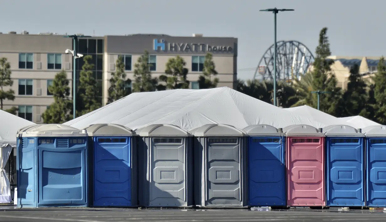 Wahana Pixar Pal-A-Round di Disney California Adventure Park terletak di belakang kamar mandi dan tenda vaksinasi COVID-19 yang didirikan di utara tempat parkir Toy Story di Disneyland Resort di Anaheim, California, Selasa (12/1/2021). (Jeff Gritchen/The Orange County Register via AP)