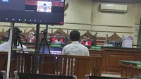 Majelis Hakim Pengadilan Tipikor pada PN Surabaya menjatuhkan vonis hukuman kepada terdakwa Abdul Hamid dan Ilham Wahyudi alias Eeng pidana penjara 2,5 tahun. Keduanya merupakan penyuap Wakil Ketua DPRD Jawa Timur (Jatim) Sahat Tua Simandjuntak. (Liputan6.com/Dian Kurniawan)