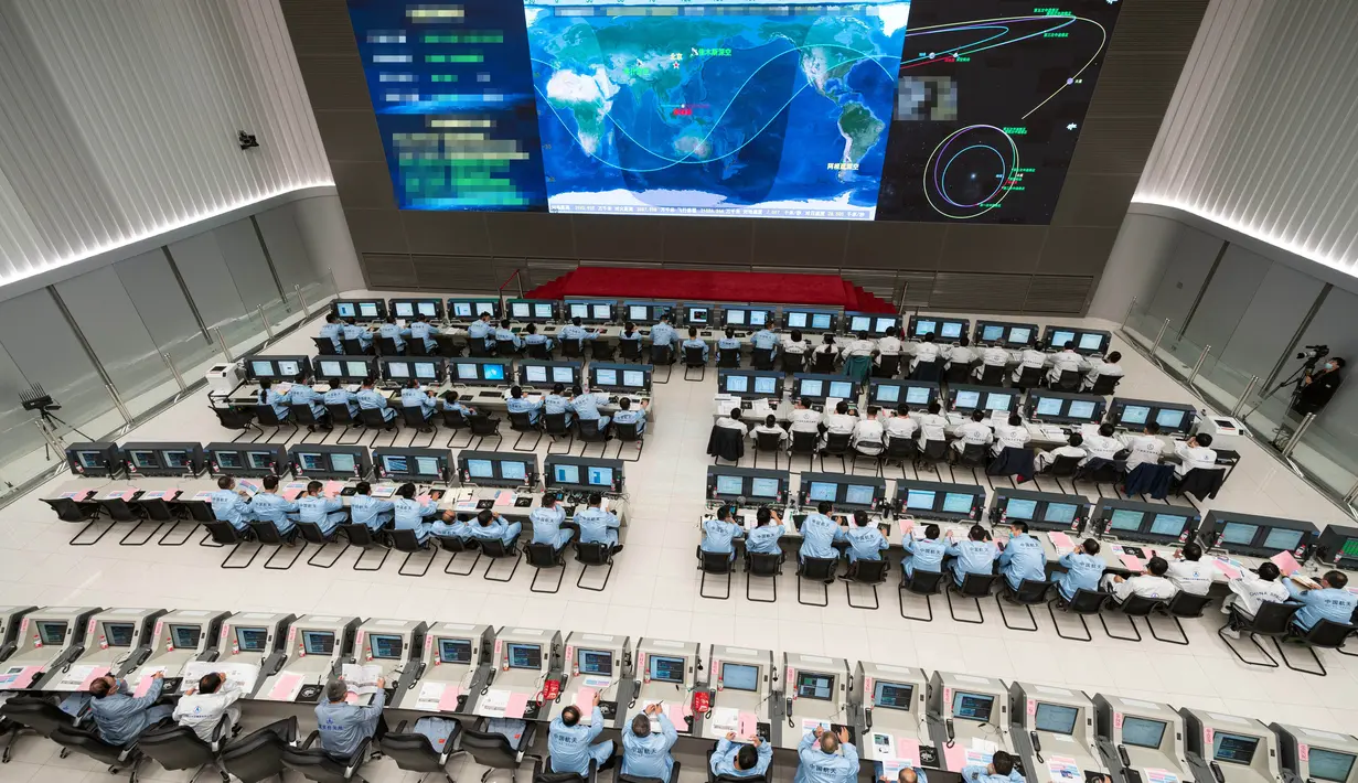 Para personel teknis bekerja di Pusat Kendali Antariksa Beijing (Beijing Aerospace Control Center/BACC) di Beijing, ibu kota China (9/10/2020). Wahana penjelajah Mars China, Tianwen-1, berhasil melakukan manuver orbital (deep space) pada Jumat (9/10) malam waktu Beijing. (Xinhua/Cai Yang)
